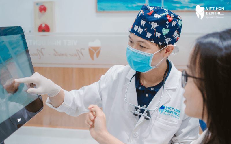 Bác sĩ thăm khám và đưa ra chẩn đoán chính xác về tình trạng răng của khách hàng