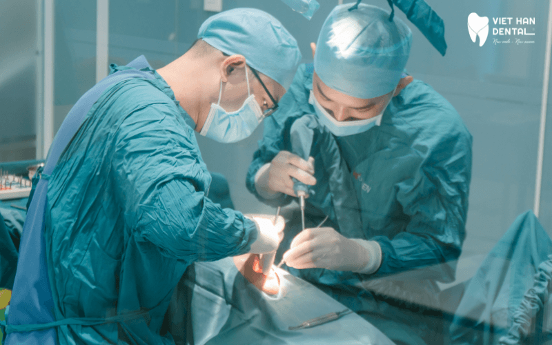 Bác sĩ tại Nha khoa Việt Hàn đang thực hiện cấy ghép Implant cho khách hàng