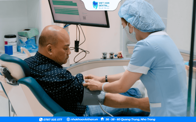 Huyết áp phải ổn định mới có thể thực hiện ca điều trị trồng răng Implant 